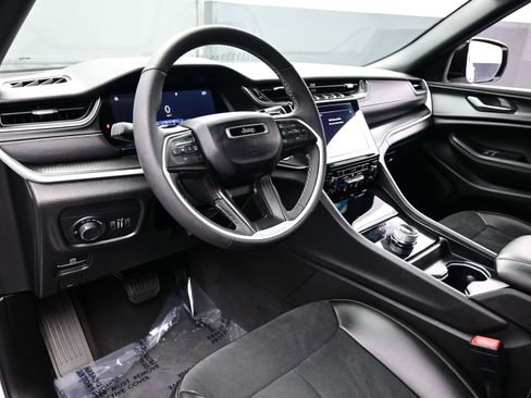 Used 2024 Jeep Grand Cherokee Altitude image 14