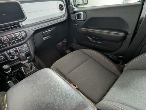 Used 2025 Jeep Wrangler Unlimited Sahara AWD/4WD image 9