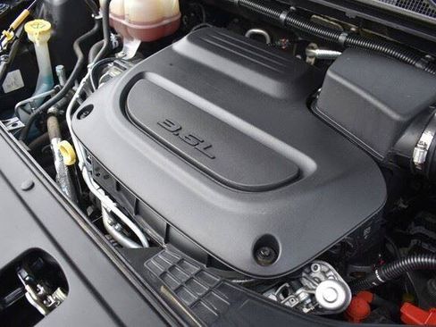 Used 2025 Chrysler Pacifica Select FWD image 38