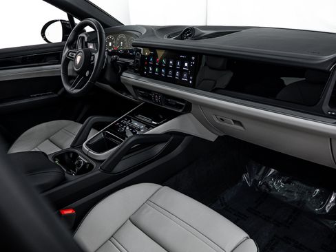 Certified 2025 Porsche Cayenne S image 17