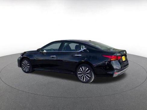 Used 2025 Nissan Altima 2.5 SV FWD image 10