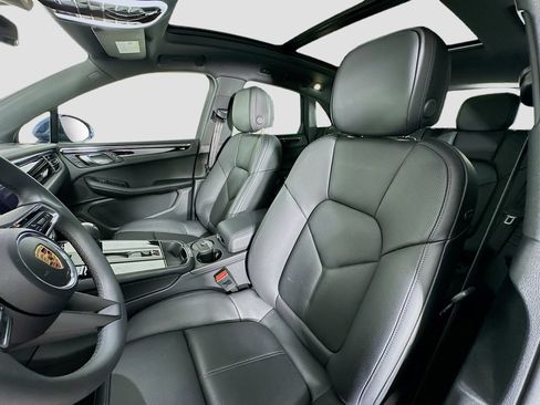 Certified 2025 Porsche Macan AWD/4WD image 5