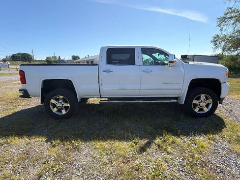 Used 2019 GMC Sierra 2500 Denali w/ Duramax Plus Package AWD/4WD image 8