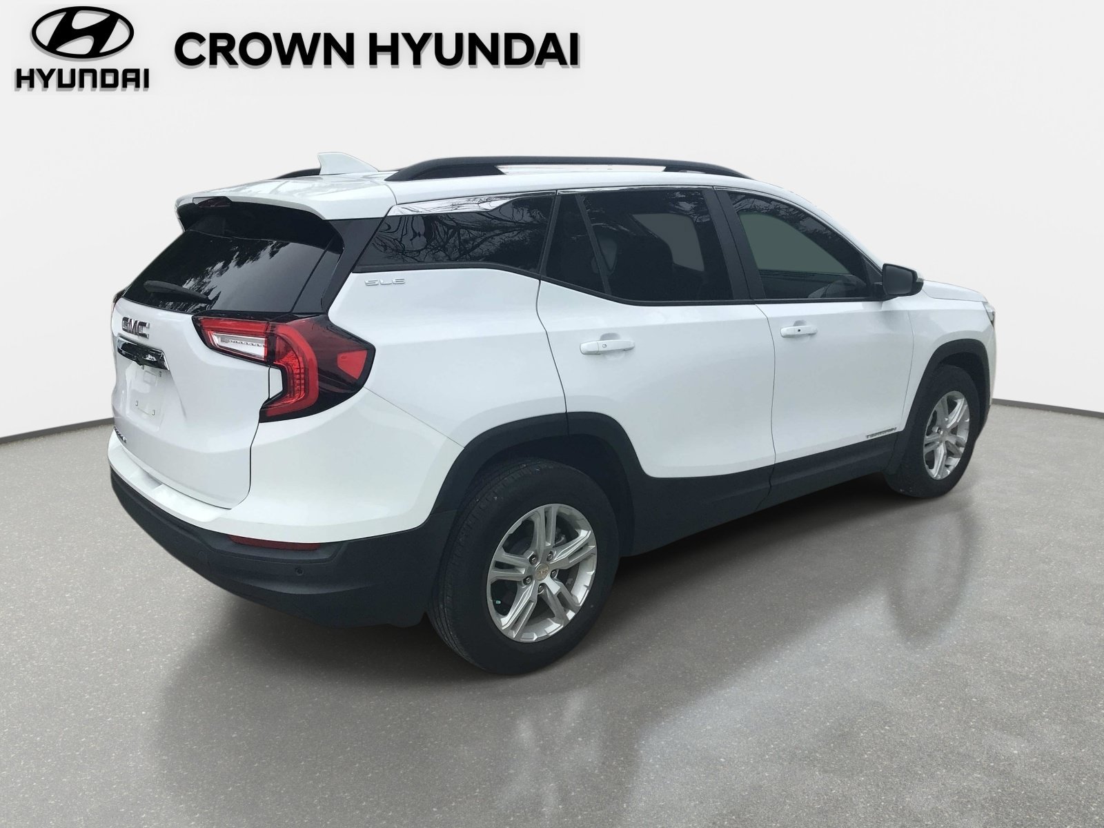 Used 2023 GMC Terrain SLE w/ Driver Convenience Package FWD image 4