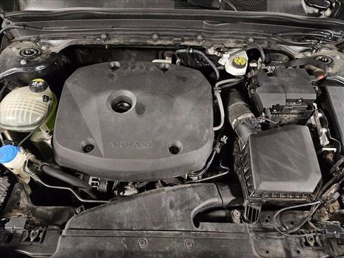 Used 2019 Volvo XC40 T5 Momentum image 23