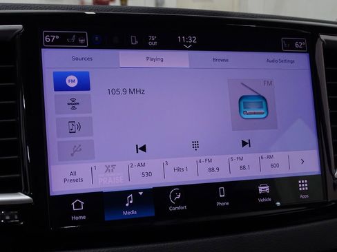 Used 2024 Chrysler Pacifica Touring-L image 26