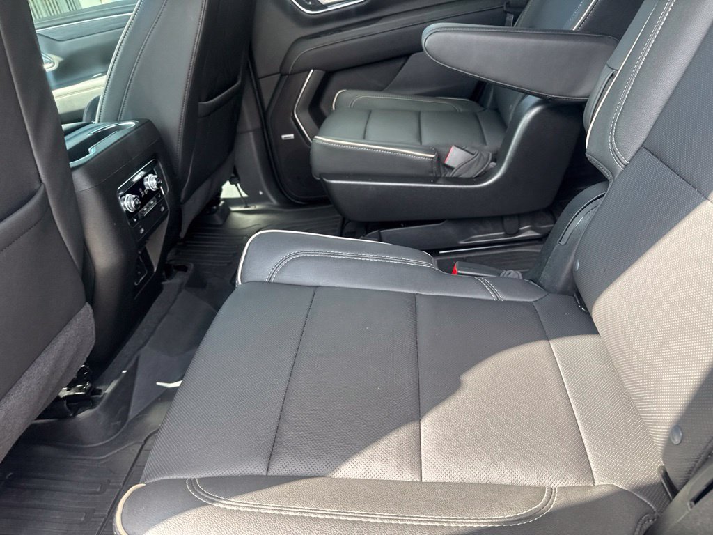 Used 2024 GMC Yukon SLT w/ SLT Luxury Package RWD image 10