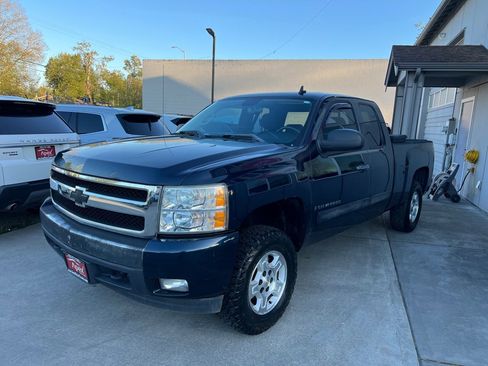 Used 2007 Chevrolet Silverado 1500 LT w/ 1LT Convenience Package AWD/4WD image 3