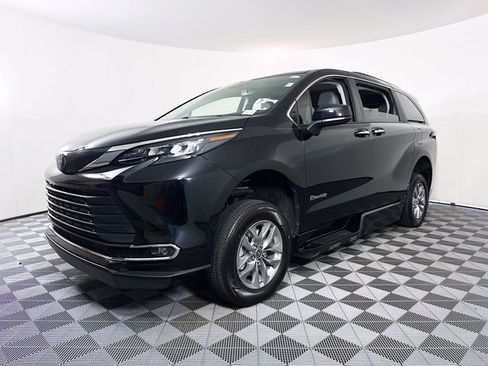 Used 2024 Toyota Sienna XLE w/ XLE Plus Package FWD image 3