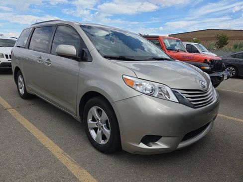 Used 2016 Toyota Sienna LE FWD image 2