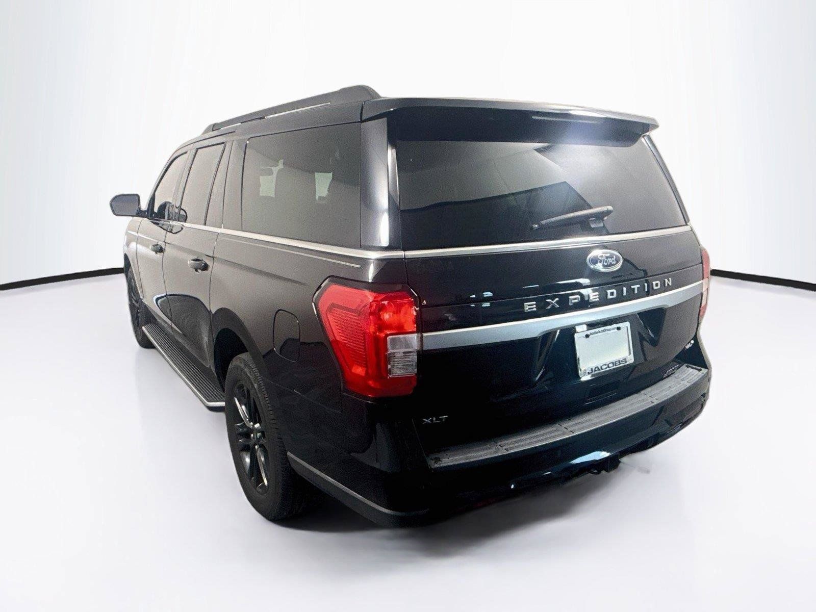 Used 2022 Ford Expedition Max XLT AWD/4WD image 3