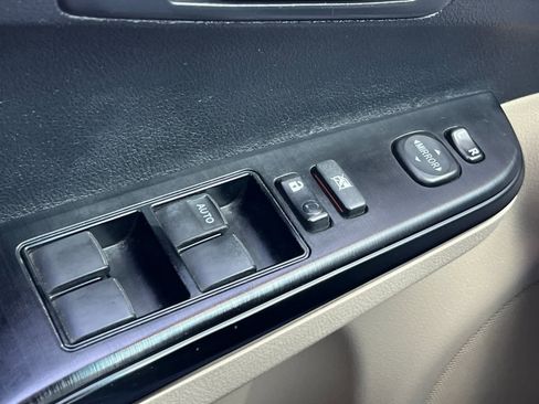 Used 2014 Toyota Camry L image 14