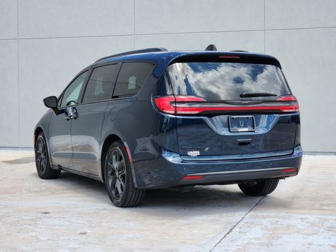 Used 2025 Chrysler Pacifica Limited FWD image 6