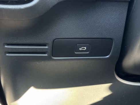 Used 2024 Volvo XC40 B5 Plus image 14