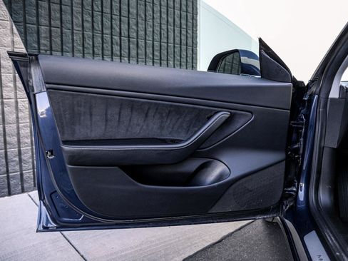 Used 2018 Tesla Model 3 Mid Range RWD image 11