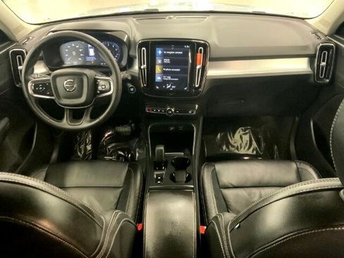Used 2022 Volvo XC40 T4 Momentum image 7