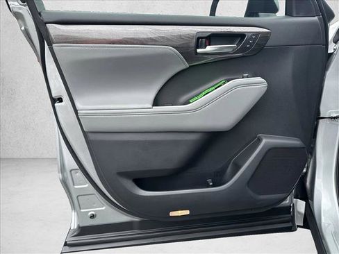 Certified 2025 Toyota Highlander Platinum image 10