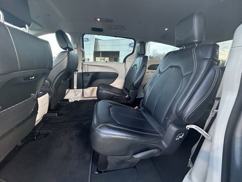 Used 2024 Chrysler Pacifica Touring-L image 15