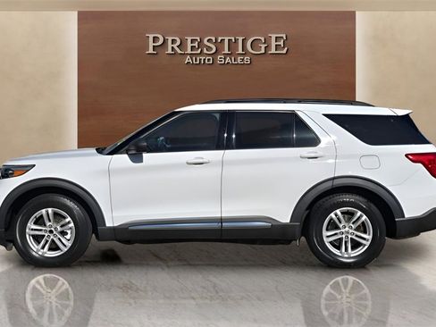Used 2020 Ford Explorer XLT image 2