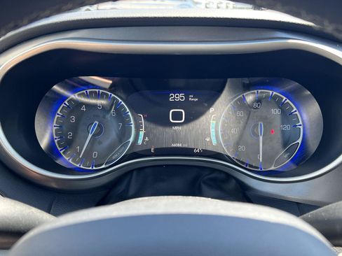 Used 2023 Chrysler Pacifica Touring-L FWD image 20