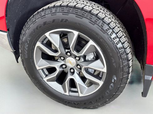 Used 2024 Chevrolet Silverado 1500 LT AWD/4WD image 32