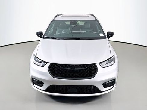 New 2026 Chrysler Pacifica Limited image 2