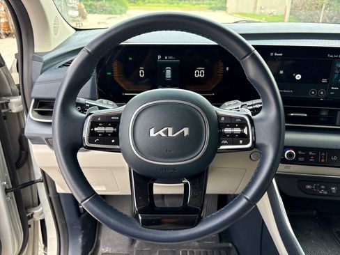 Used 2025 Kia Carnival EX FWD image 16