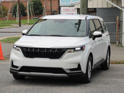 Used 2023 Kia Carnival LX FWD image 3
