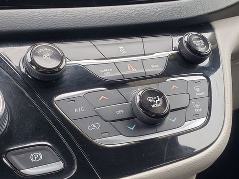 Used 2017 Chrysler Pacifica Touring image 24