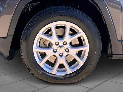 Used 2015 Jeep Cherokee Latitude FWD image 11