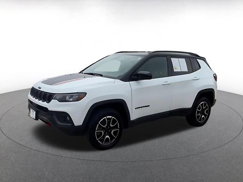 Used 2025 Jeep Compass Trailhawk AWD/4WD image 8