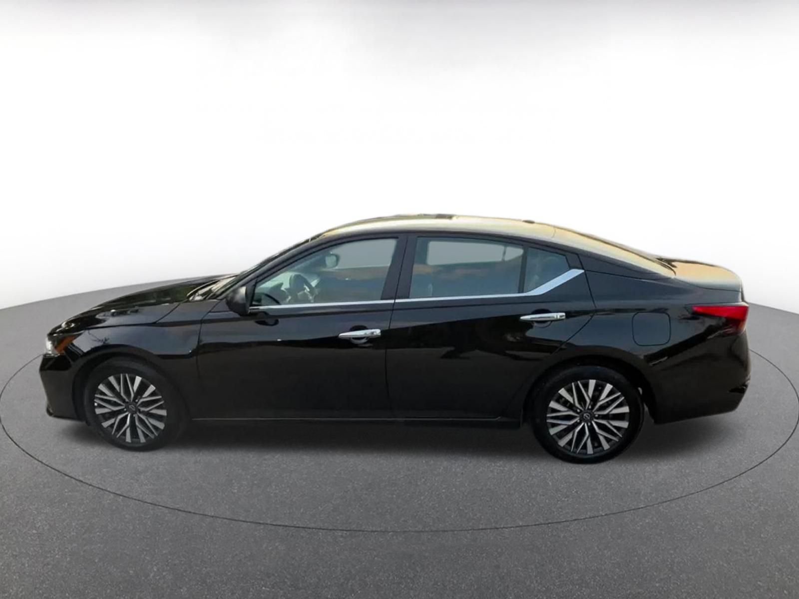 Used 2025 Nissan Altima 2.5 SV FWD image 8
