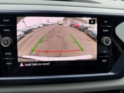 Used 2023 Volkswagen Taos SE w/ Panoramic Sunroof Package image 18