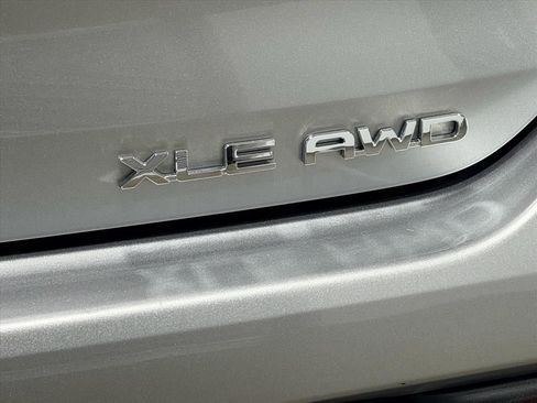 Used 2023 Toyota Highlander XLE image 17