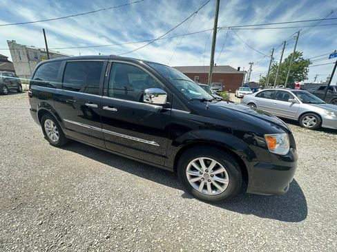 Used 2015 Chrysler Town & Country Limited Platinum FWD image 8
