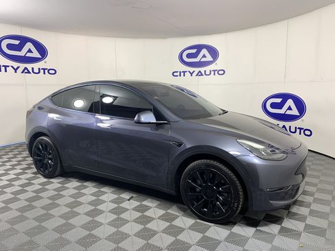 Used 2022 Tesla Model Y Long Range AWD/4WD image 1