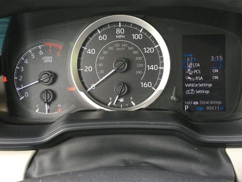 Used 2021 Toyota Corolla LE FWD image 2