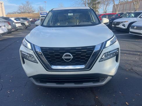 Used 2023 Nissan Rogue SV image 2