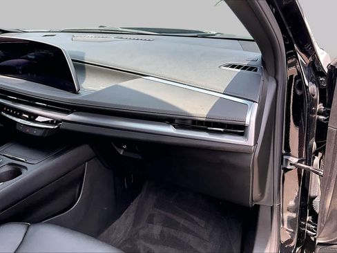 Used 2025 Cadillac XT4 Premium Luxury FWD image 17