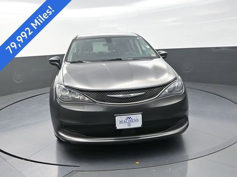 Used 2022 Chrysler Voyager LX image 2