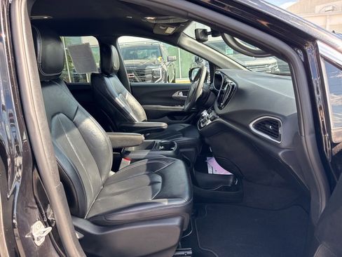 Used 2025 Chrysler Pacifica Select FWD image 15