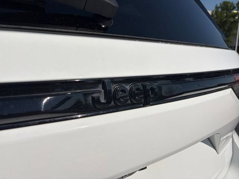 Used 2022 Jeep Grand Cherokee Altitude AWD/4WD image 23
