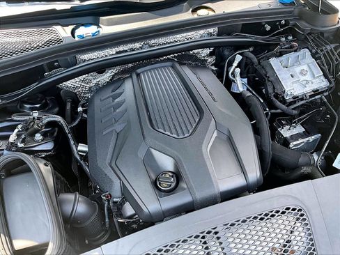 Certified 2023 Porsche Macan AWD/4WD image 34