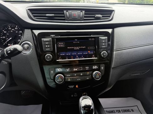 Used 2018 Nissan Rogue SV w/ Premium Package FWD image 15