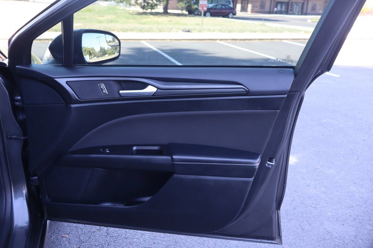 Used 2018 Ford Fusion SE w/ Equipment Group 201A FWD image 26