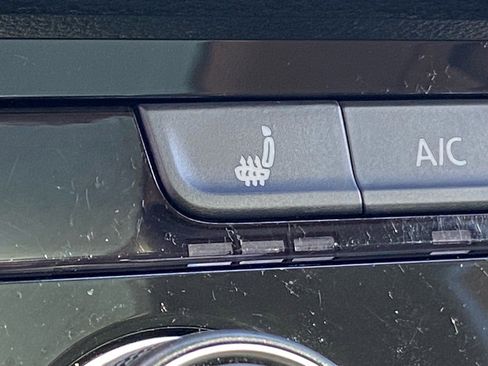 Certified 2023 Volkswagen Taos SE w/ Panoramic Sunroof Package image 17