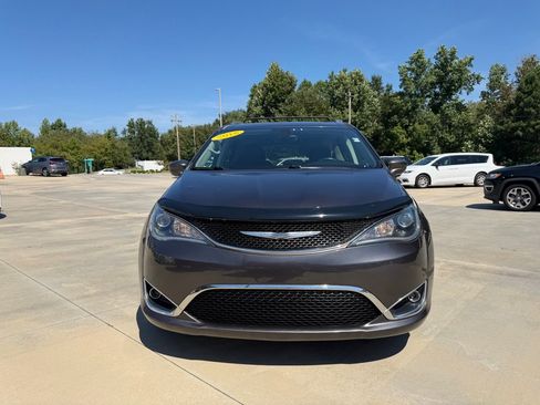 Used 2018 Chrysler Pacifica Touring-L w/ Premium Audio Group FWD image 2
