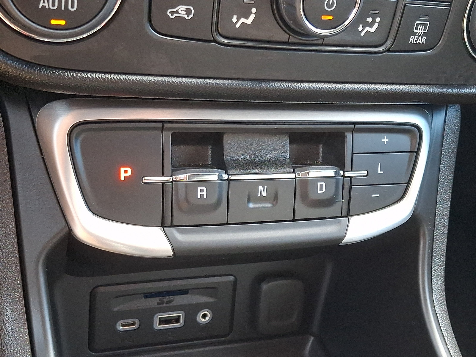 Used 2024 GMC Terrain SLT AWD/4WD image 15