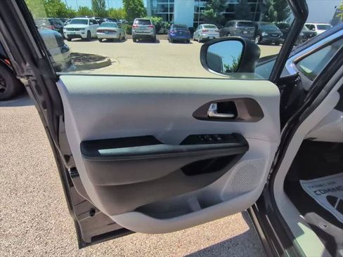 Certified 2023 Chrysler Voyager LX FWD image 9