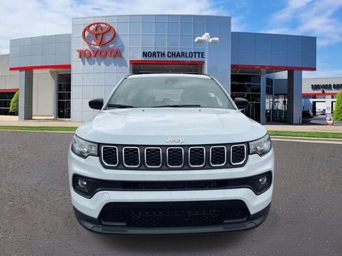Used 2025 Jeep Compass Latitude AWD/4WD image 3